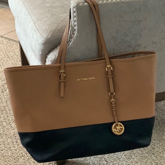 Micheal Kors Tote - Picture 1 of 4